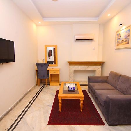 Premier Inn Mall Лахор Екстер'єр фото