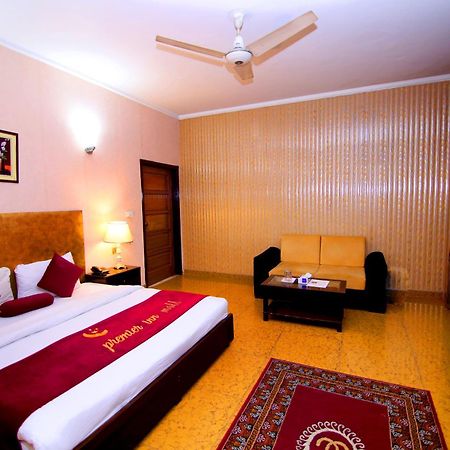 Premier Inn Mall Лахор Екстер'єр фото