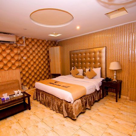 Premier Inn Mall Лахор Екстер'єр фото