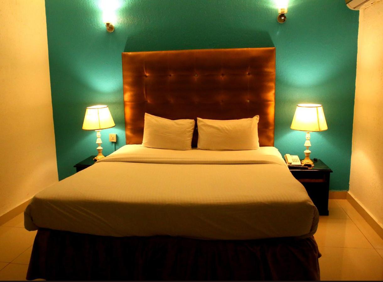 Premier Inn Mall Лахор Екстер'єр фото