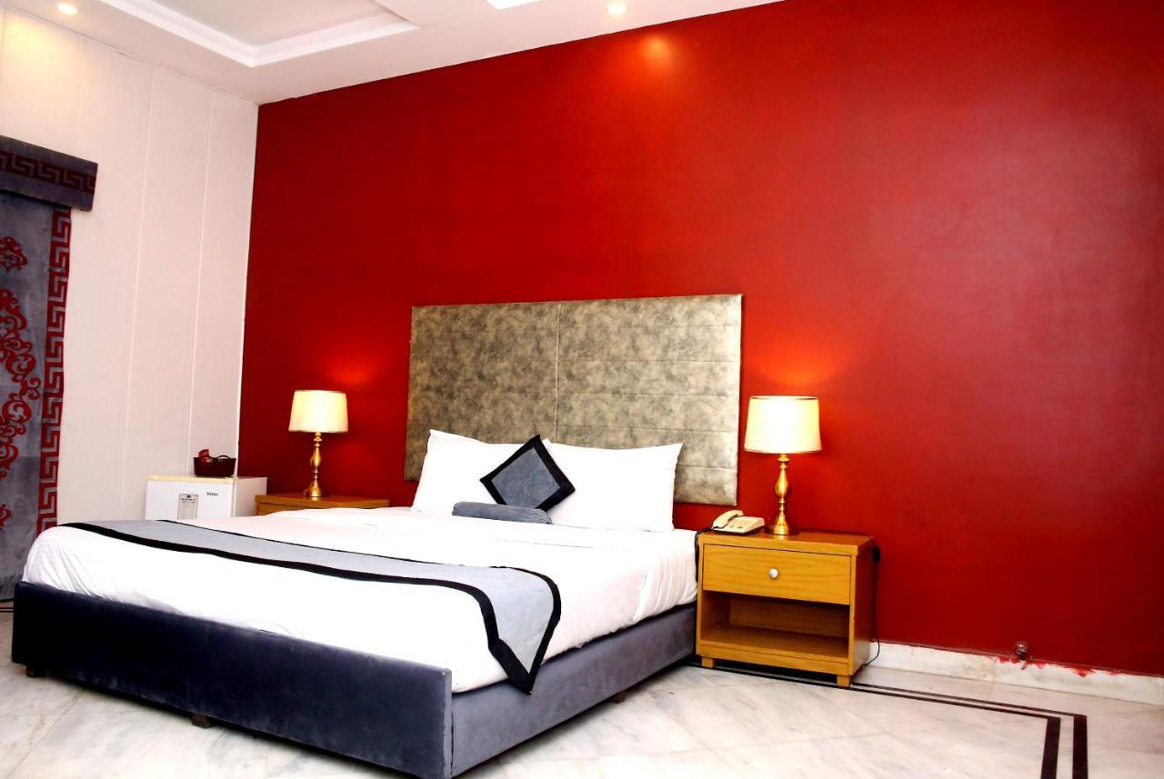 Premier Inn Mall Лахор Екстер'єр фото