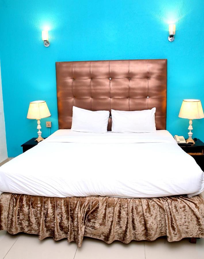 Premier Inn Mall Лахор Екстер'єр фото