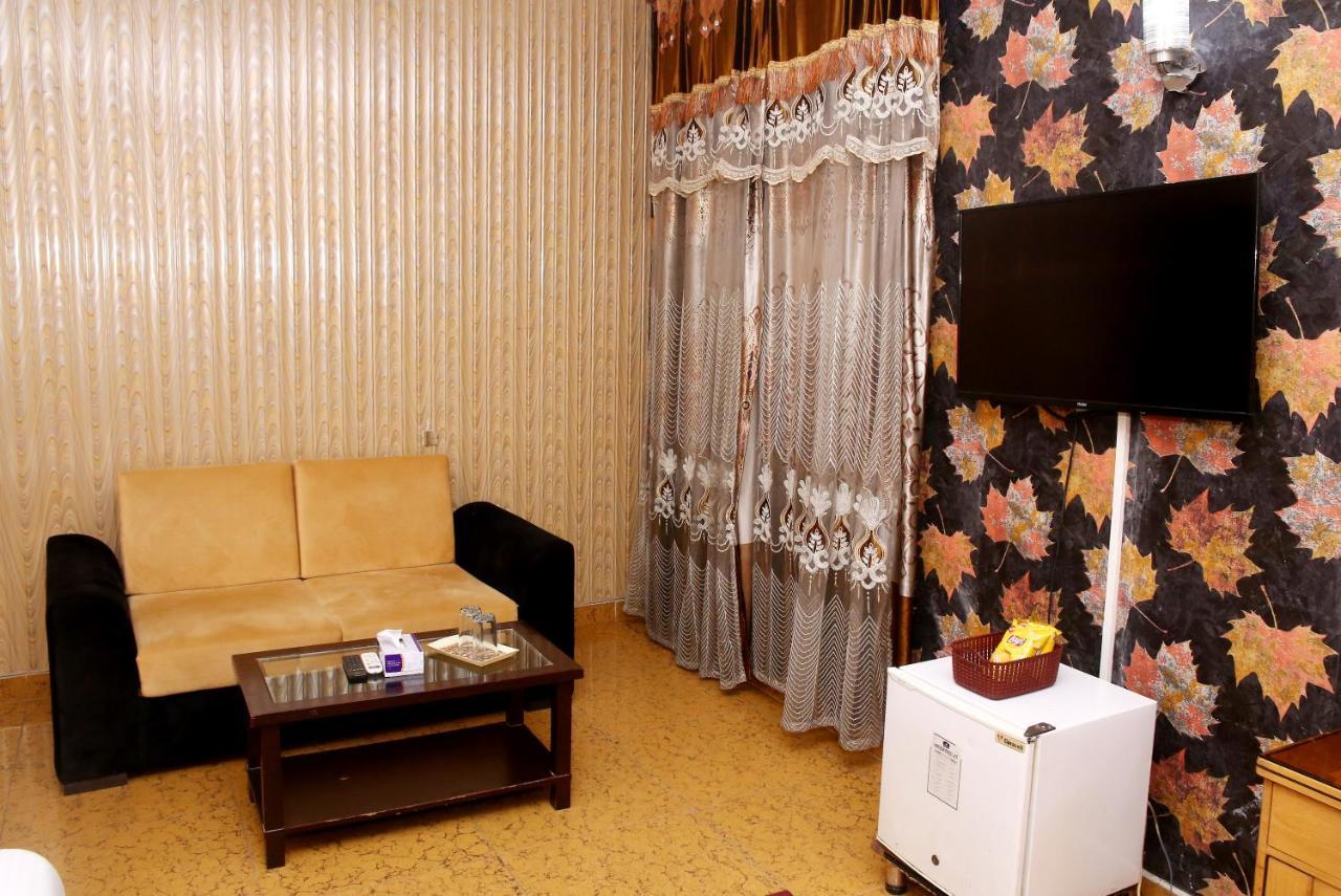 Premier Inn Mall Лахор Екстер'єр фото