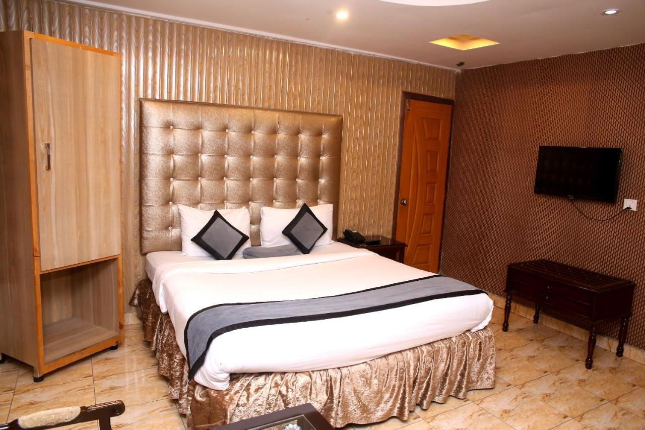 Premier Inn Mall Лахор Екстер'єр фото