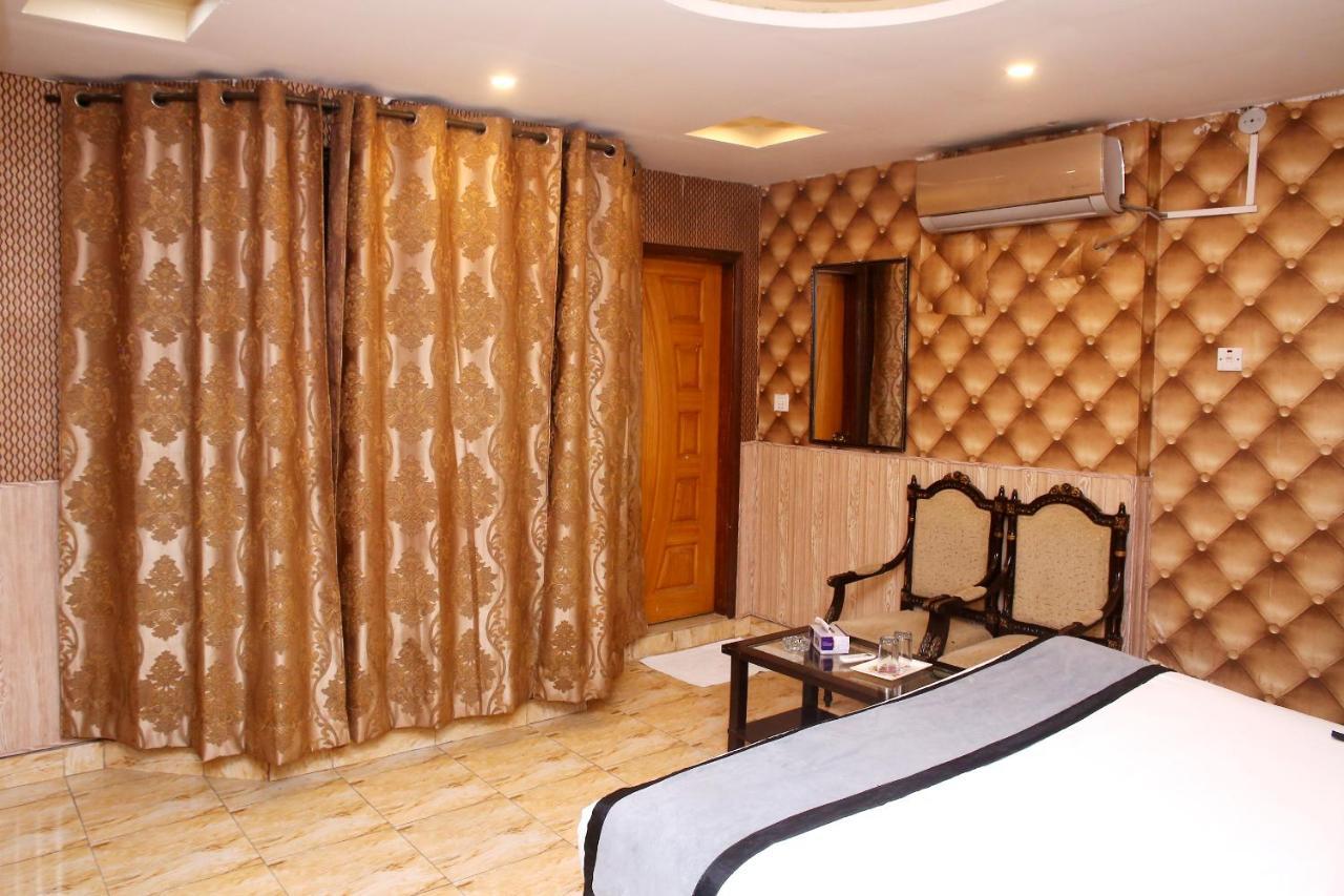 Premier Inn Mall Лахор Екстер'єр фото