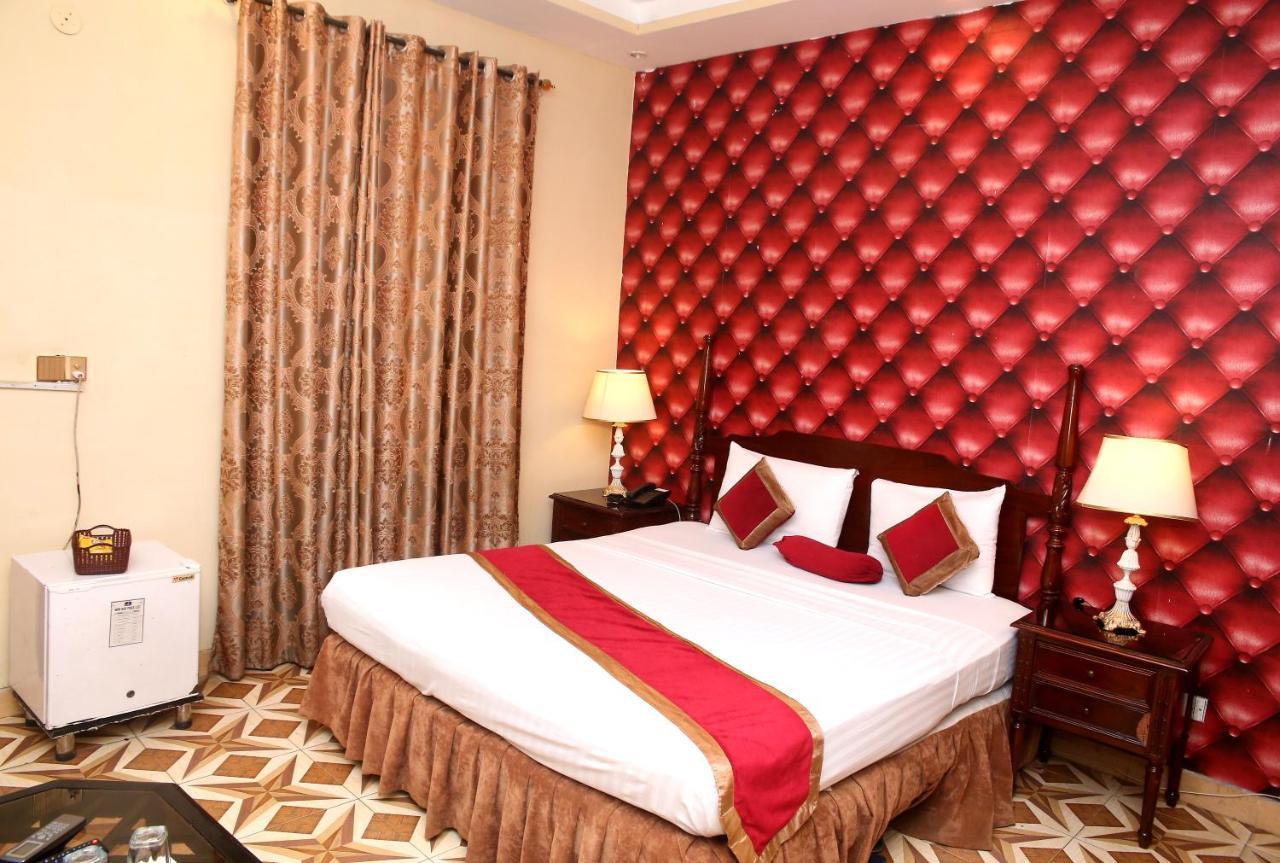 Premier Inn Mall Лахор Екстер'єр фото