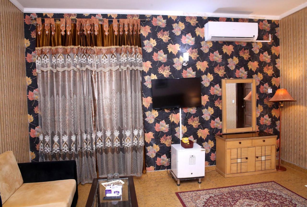 Premier Inn Mall Лахор Екстер'єр фото