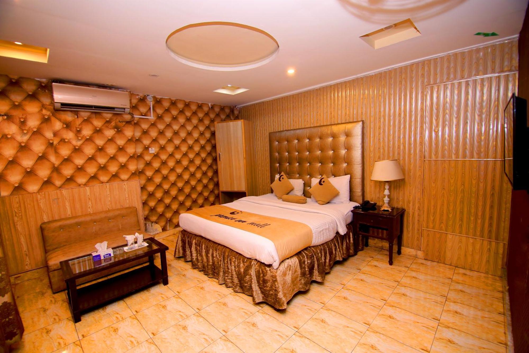 Premier Inn Mall Лахор Екстер'єр фото