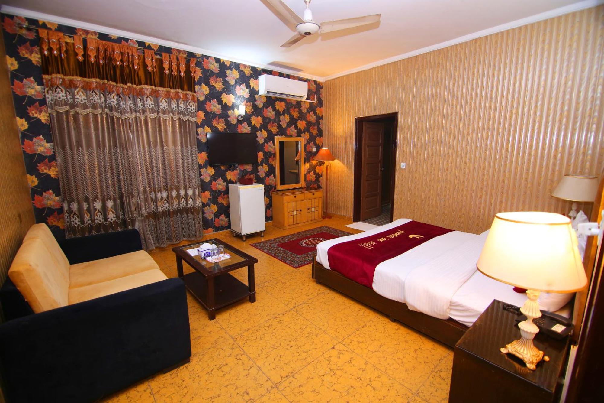 Premier Inn Mall Лахор Екстер'єр фото